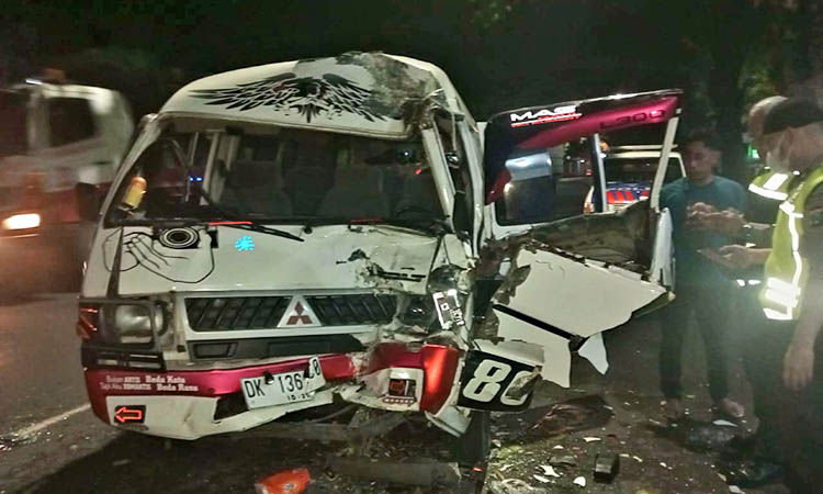 RINGSEK: Kondisi mobil travel yang ringsek usai menabrak bus. Tidak ada korban jiwa dalam insiden tersebut.