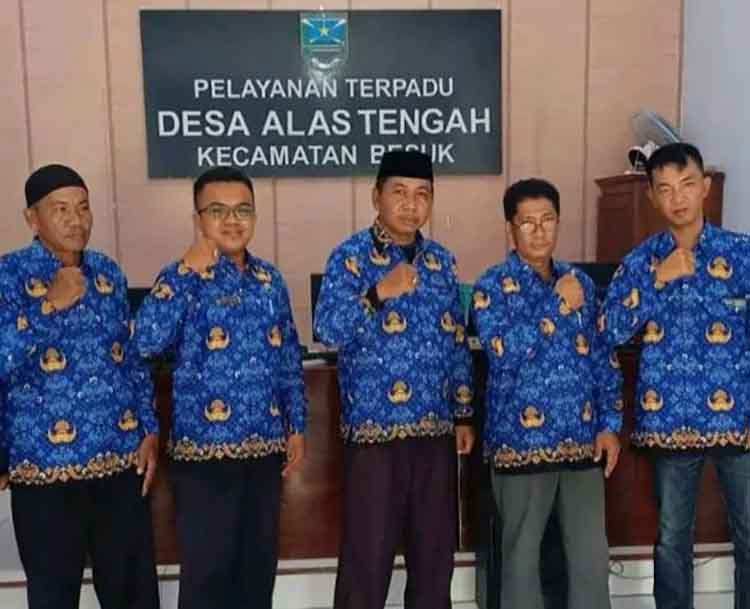 KOMPAK: Kepala Desa Alastengah Nahrawi (tengah) berfoto bersama perangkat desa.