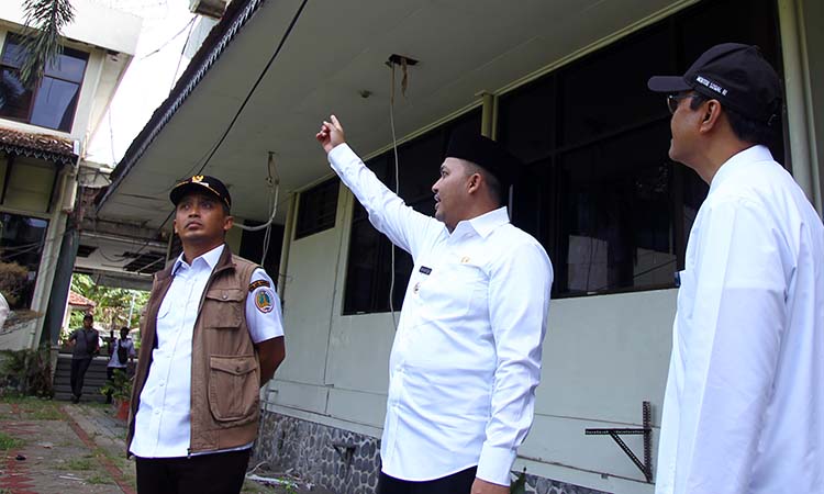 Bupati Pasuruan Rusdi Sutejo saat menunjukkan kondisi eks Gedung Pemkab Pasuruan yang bakal jadi lokasi sekolah rakyat pada Mensos Gus Ipul.