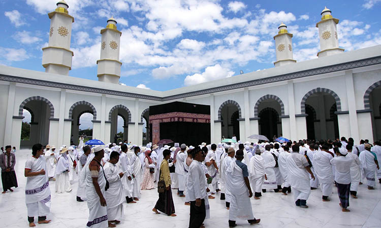 LATIHAN: Kegiatan manasik haji yang dilakukan sejumlah jemaah di Kawasan Makkah Kota Pasuruan. Kemenag Kota Pasuruan mencatatkan, antrean haji bisa sampai 35 tahun.