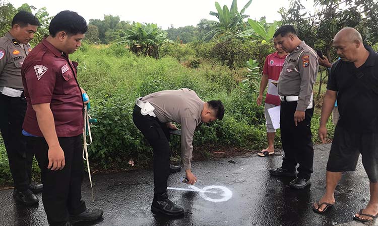 OLAH TKP: Petugas Unit Laka Satlantas Polres Pasuruan saat melakukan olah TKP kecelakaan maut dua siswi SMP di Gondangwetan. (Istimewa)