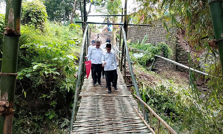 Wabup Pasuruan M Shobih Asrori saat meninjau jembatan darurat yang dibangun swadaya oleh warga usai jembatan Karangjati Wonorejo ambruk.