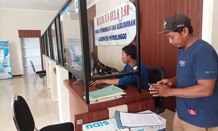 DIKIRIMI PETISI: Kantor Disdikdaya Kabupaten Probolinggo yang menerima petisi penolakan pemindahan guru favorit SDN Pondok Kelor II, Jumat (16/5). (Agus Faiz Musleh/ Radar Bromo)