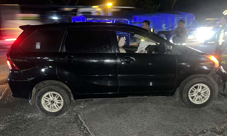 BARANG BUKTI: Avanza yang menabrak Scoopy di Nguling saat diamankan polisi.