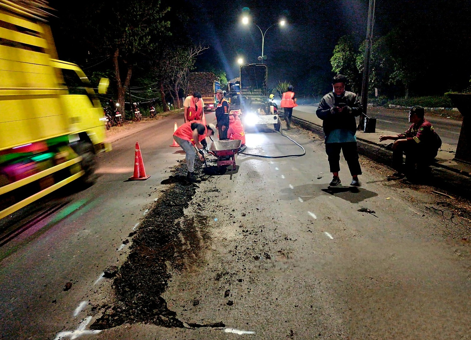 KEPRAS: Perbaikan aspal yang rusak di jalur Pantura, Desa Raci, Kecamatan Bangil. Hal ini dilakukan, untuk mencegah kecelakaan, lantaran kondisinya tak aman.