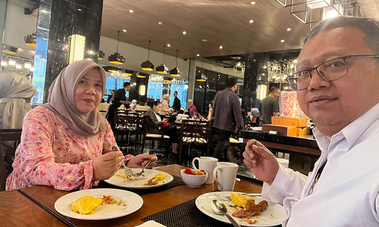 TANPA NASI: Makan sore bersama istri di salah satu rumah makan. Ia tak lagi makan nasi, sebagai menu utamanya.