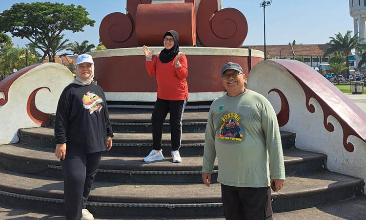JALAN SEHAT: Rachmat Syarifuddin, 53, disela-sela kegiatan jalan sehat bersama istri dan anaknya.