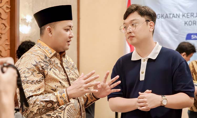PROMOSIKAN DAERAH: Bupati Pasuruan, Mas Rusdi saat berbincang-bincang dengan calon pemodal asing asal Korea Selatan. Ia berharap, agar mereka berinvestasi di Kabupaten Pasuruan.