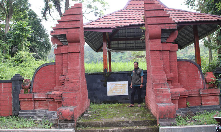 MAKAM: Makam Nyai Endang Sukarni di Dusun Krajan yang dipercaya merupakan salah satu sesepuh Desa Negororejo, Kecamatan Lumbang, Kabupaten Probolinggo.