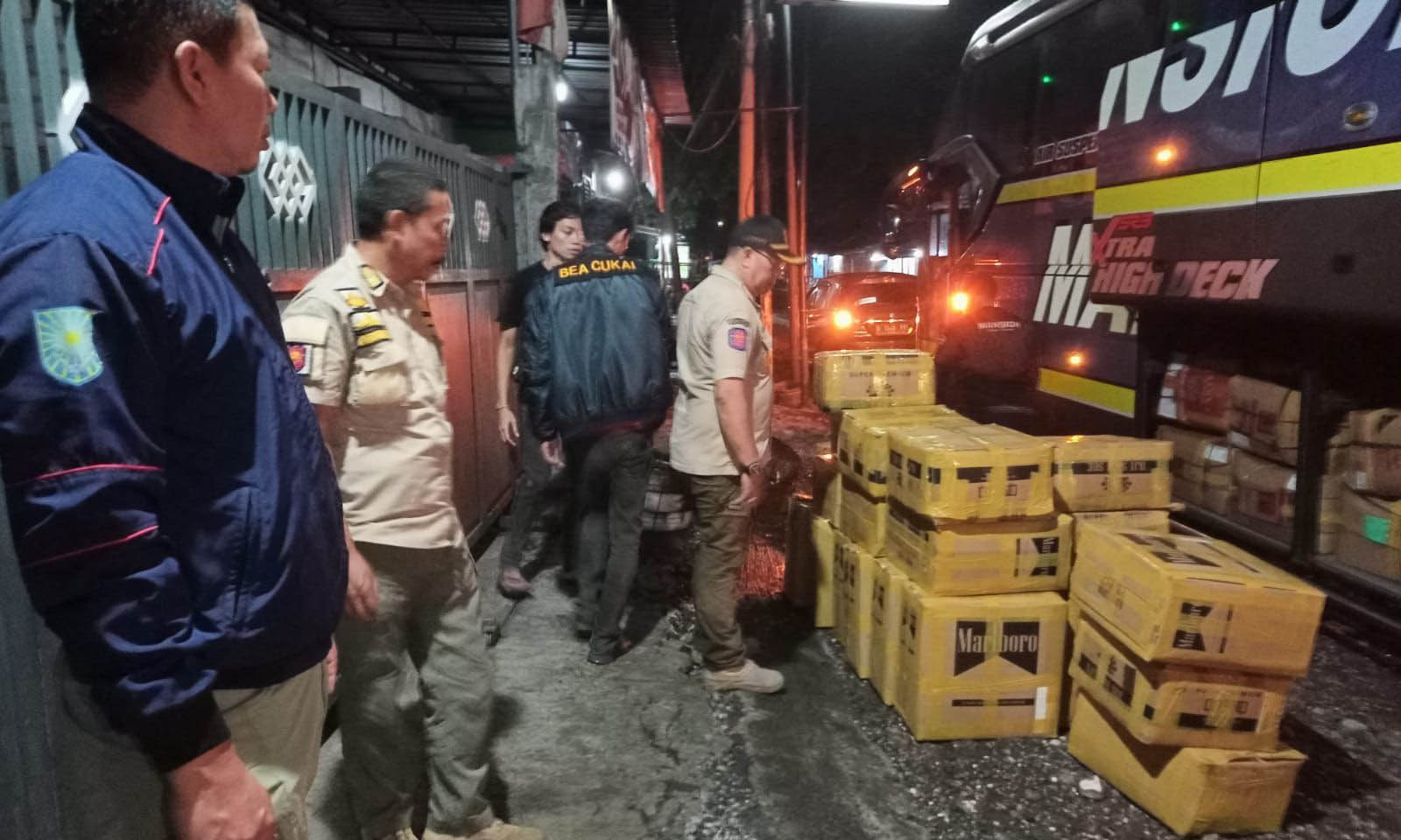 RUGIKAN NEGARA: Personel Satpol PP Kota Probolinggo bersama Bea Cukai Probolinggo berhasil gagalkan pengangkutan minuman mengandung etil alkohol (MMEA) lokal ilegal