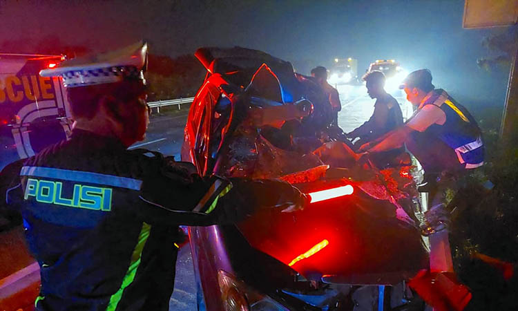 EVAKUASI: Petugas kepolisian dan pihak tol saat melakukan identifikasi dan evakuasi terhadap kendaraan yang terlibat kecelakaan. Dalam insiden itu, dua penumpang kehilangan nyawa.