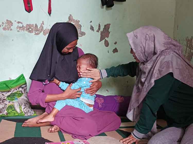 PEDULI KESEHATAN: Bidang Indah (kanan) mengunjungi salah seorang anak dengan gizi kurang di Desa Kalibuntu, Kecamatan Kraksaan, Kabupaten Probolinggo.