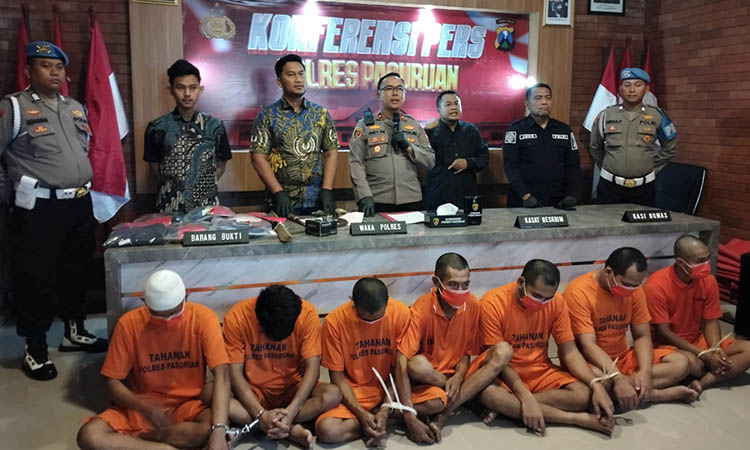 DIBEBER: Sejumlah terduga pelaku tindak kasus premanisme yang diamankan Polres Pasuruan. Jumat (16/5), mereka ditunjukkan ke awak media, dalam rilis.