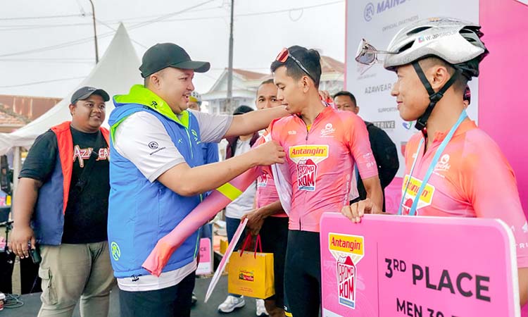 BERI HADIAH: Bupati Pasuruan HM Rusdi Suteojo saat memberikan hadiah secara simbolis kepada pemenang balap sepeda Bromo Kom 2025.