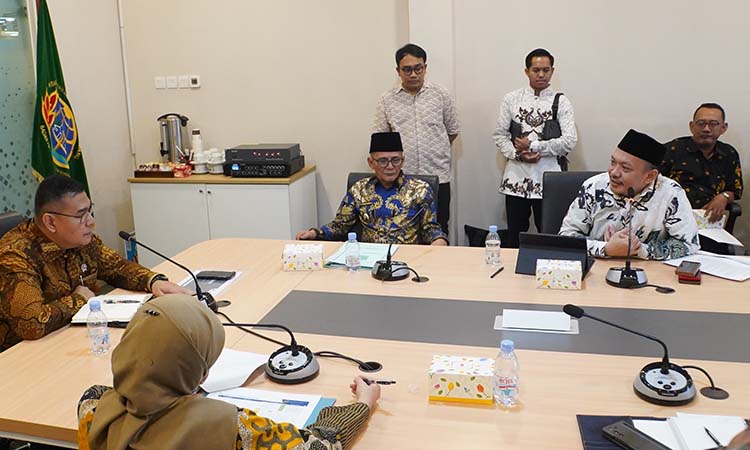 Wakil Bupati Pasuruan, HM Shobih Asrori (tengah, baju biru) dan TPPPD Rohani Siswanto (putih, kanan) saat menyampaikan unek-uneknya berkaitan dengan RTRW di Kabupaten Pasuruan.