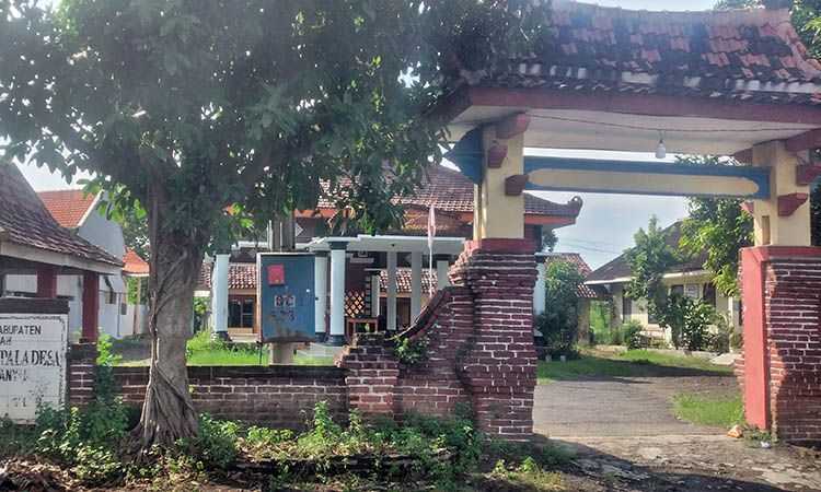 BERSEJARAH: Bangunan Kantor Desa Sumberanyar, Kecamatan Nguling yang berdiri kokoh hingga sekarang. Keberadaan bangunan tersebut, memiliki sejarah yang panjang.
