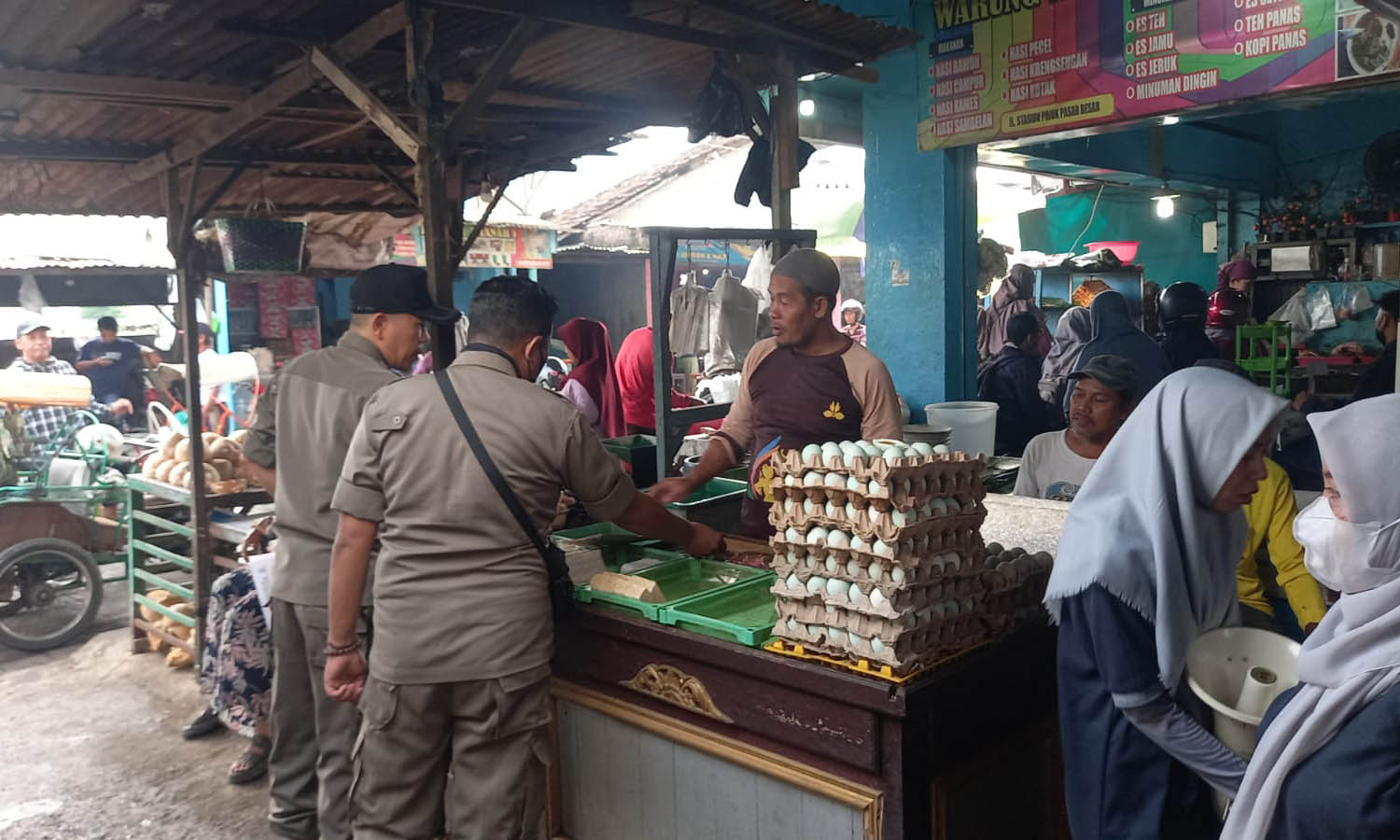 SUDAH DISOSIALISASIKAN: Personel Satpol PP memberikan imbauan ke pedagang di luar pasar Besar supaya tak jualan di lokasi luar.