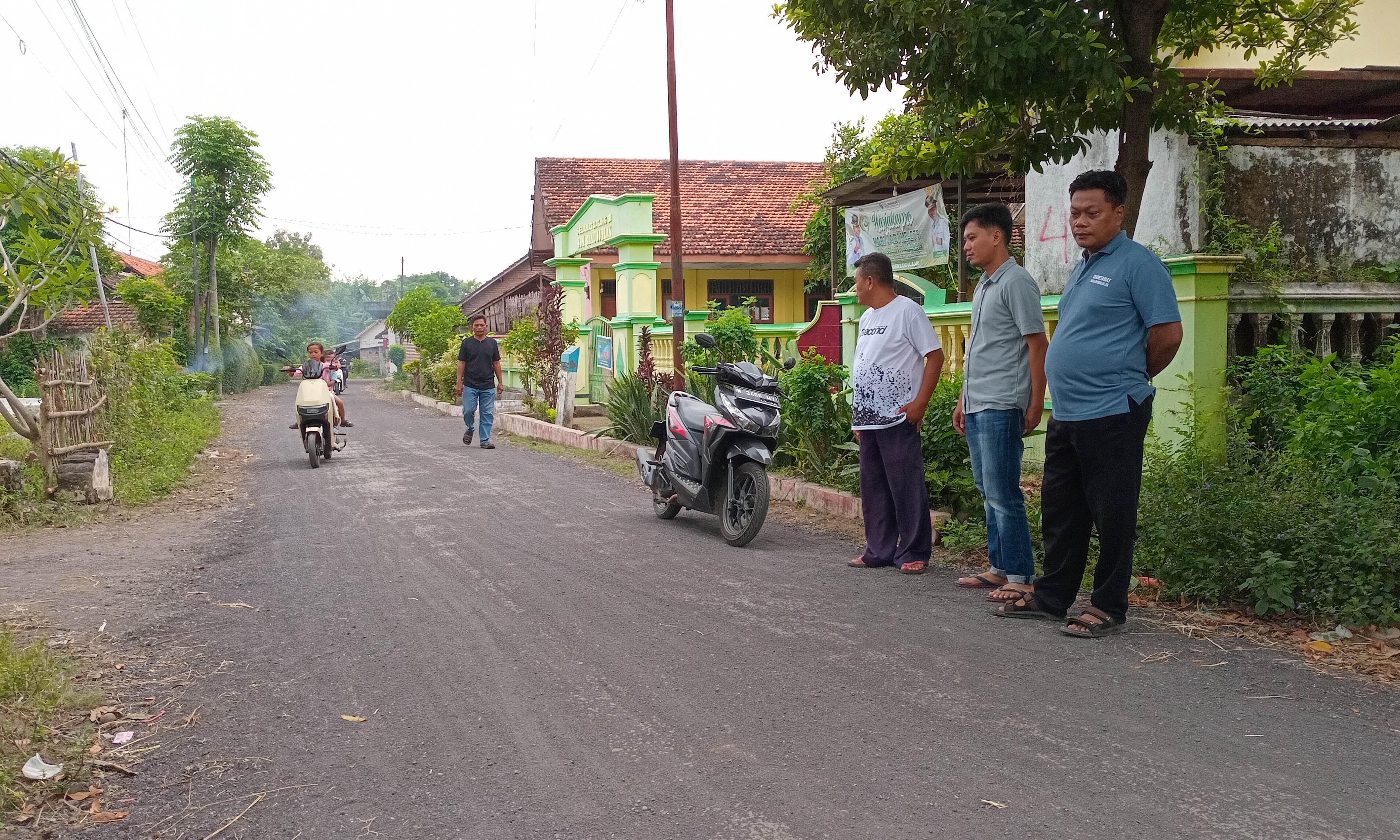 MULUS: Sekretaris Randujalak Desa Abdul Azis (kanan) mengecek ruas jalan RT 2/RW 1, Dusun Krajan sampai RT 1/RW 3, Dusun Kosambi yang baru selesai dibangun.