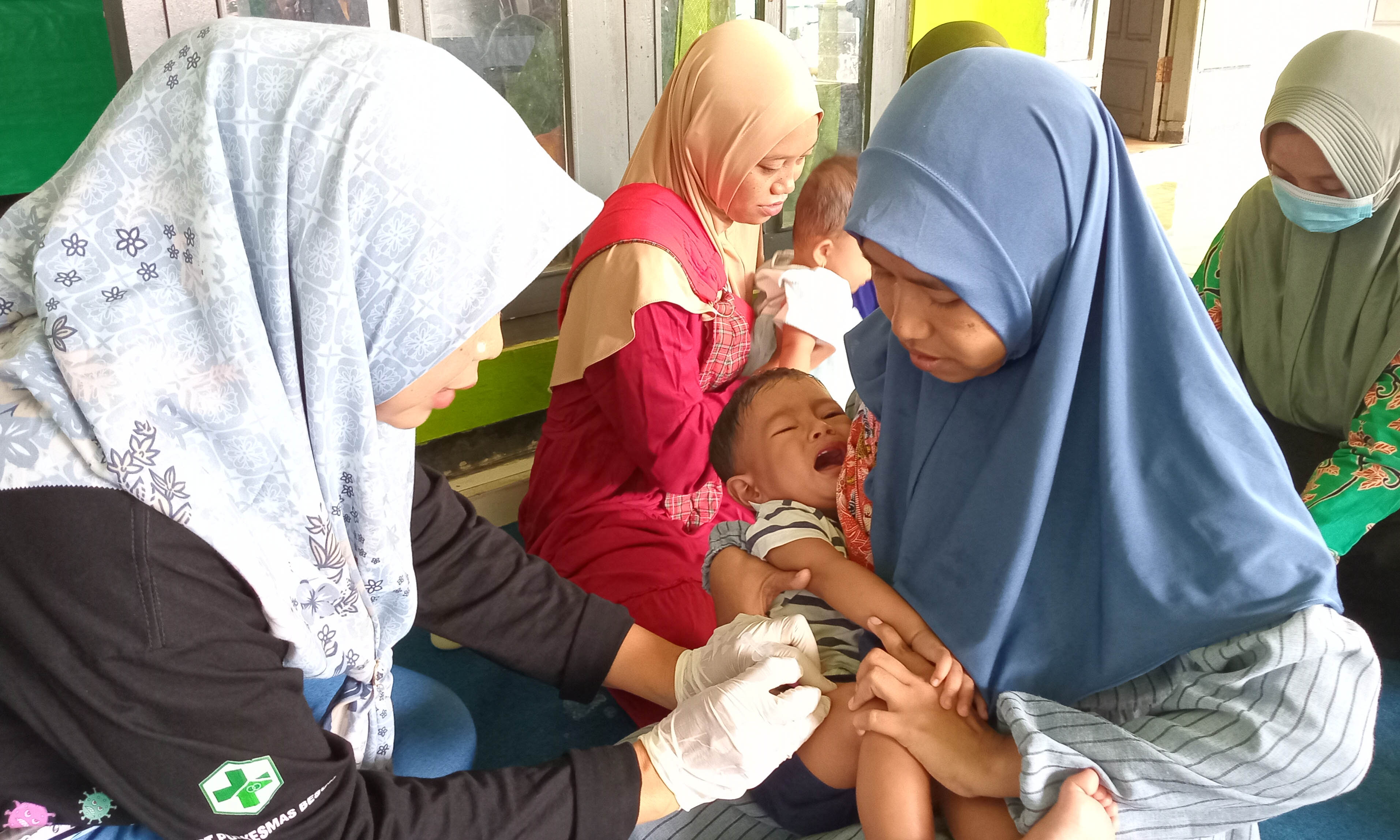 KESEHATAN: Petugas melakukan imunisasi pada balita desa. Bidang kesehatan dan kemasyarakatan tak luput dari program pembangunan desa.