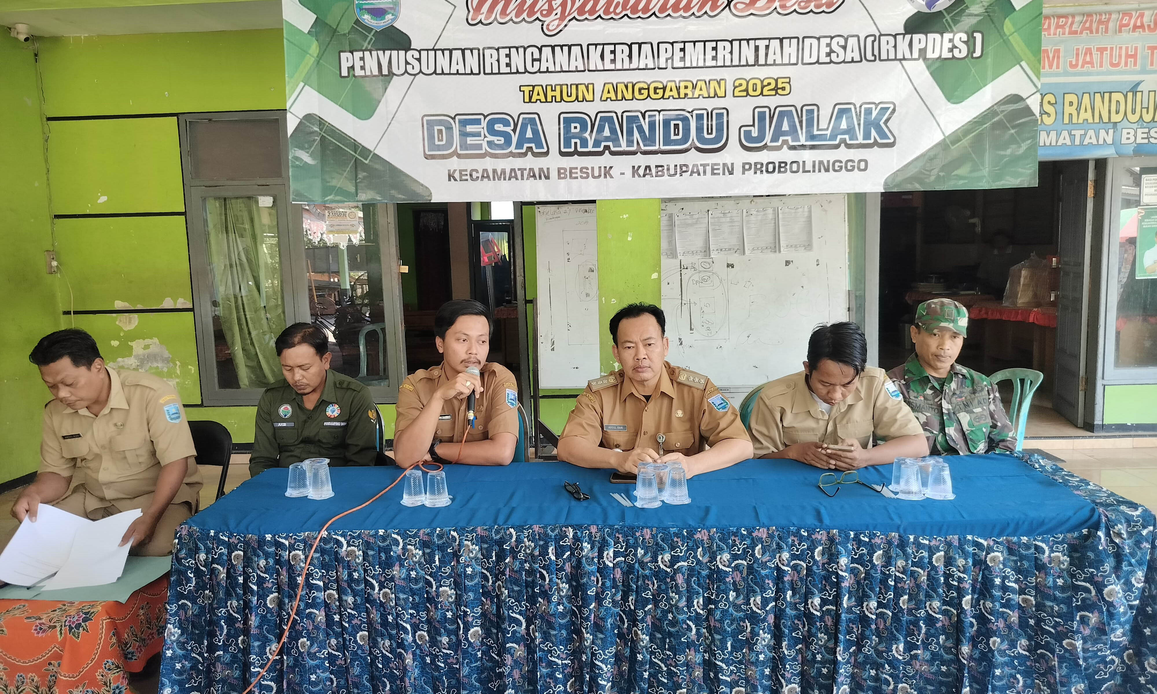 MUSYAWARAH: Camat Besuk Abdul Bari (Tengah) dan Kepala Desa Randujalak Nur Dwiansyah Triyono Putra (pegang mik) saat melaksanakan musyawarah di balai desa R