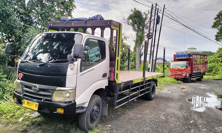 DIAMANKAN: Truk yang terlibat kecelakaan hingga membuat pengendara motor tewas. Truk tersebut diamankan di Pos Lantas Polsek Pandaan.