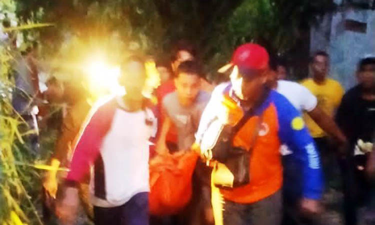 EVAKUASI: Korban dievakuasi oleh tim gabungan BPBD Kabupaten Pasuruan, FPRB Kecamatan Bangil beserta warga.