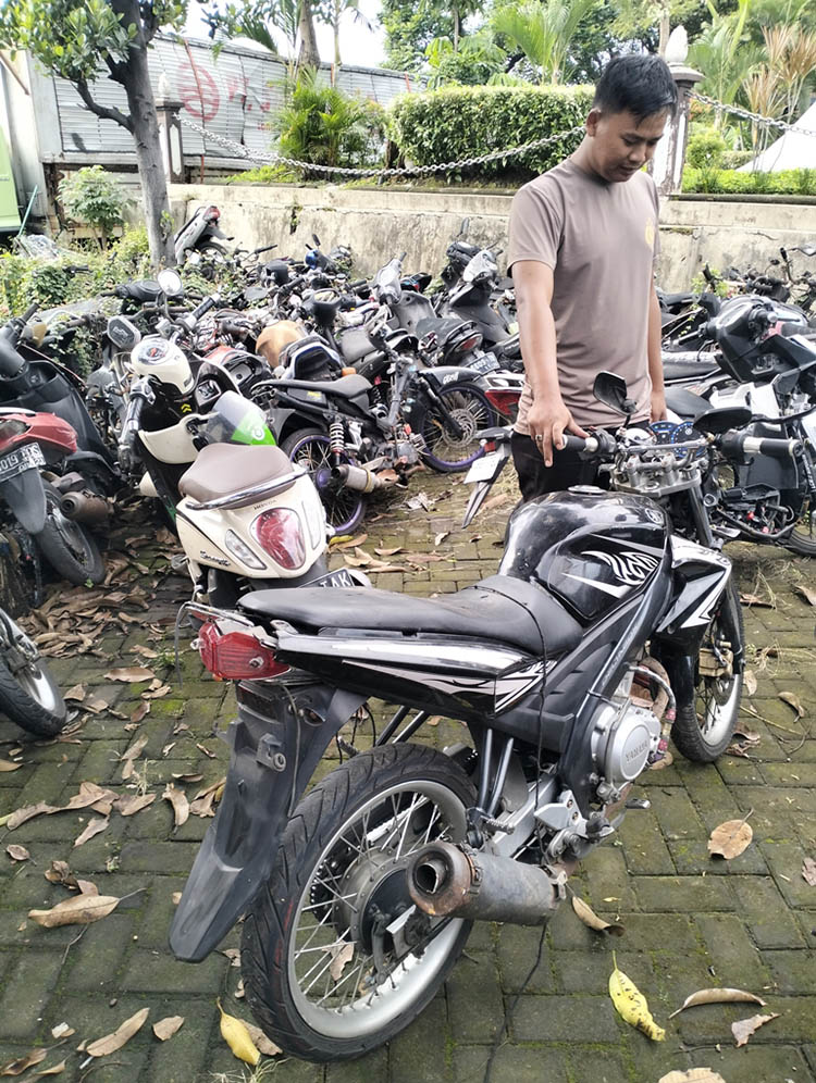 BARANG BUKTI: Motor korban yang diamankan polisi usai terlibat kecelakaan.