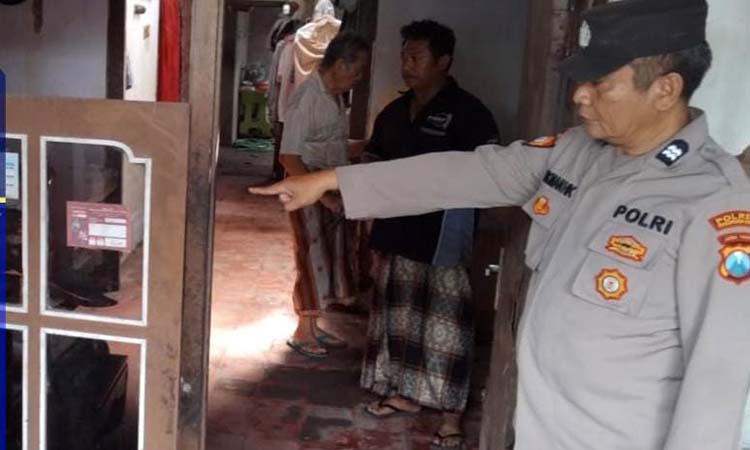 OLAH TKP: Petugas saat menunjukkan jendela rumah korban yang dirusak. Usai merusak jendela, pelaku masuk dan menggarong motor milik korban dan 2 HP.