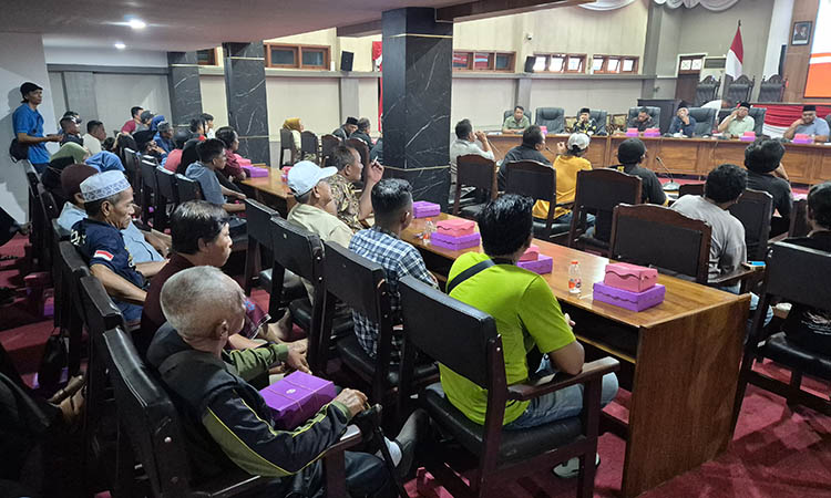 LEGA: Suasana audiensi dewan bersama PKL di kantor DPRD pagi kemarin (19/5)