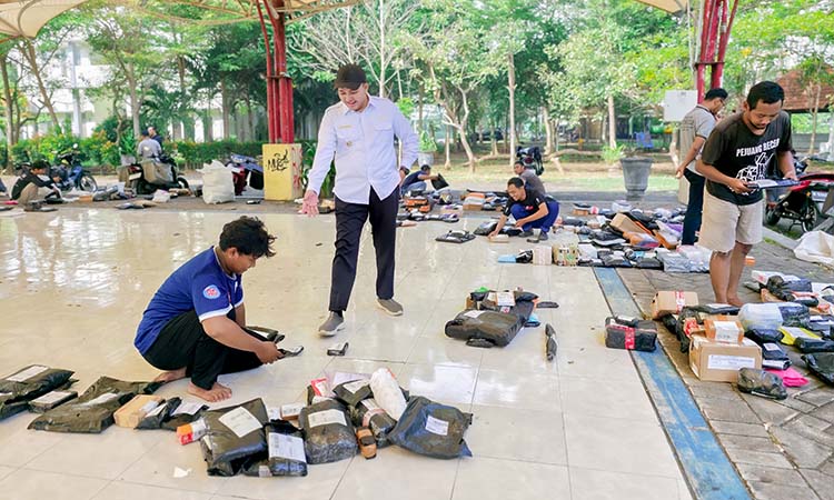 SIDAK: Bupati Pasuruan, HM Rusdi Sutejo saat berdiskusi dengan kurir yang memanfaatkan aula Bangkodir, Bangil.