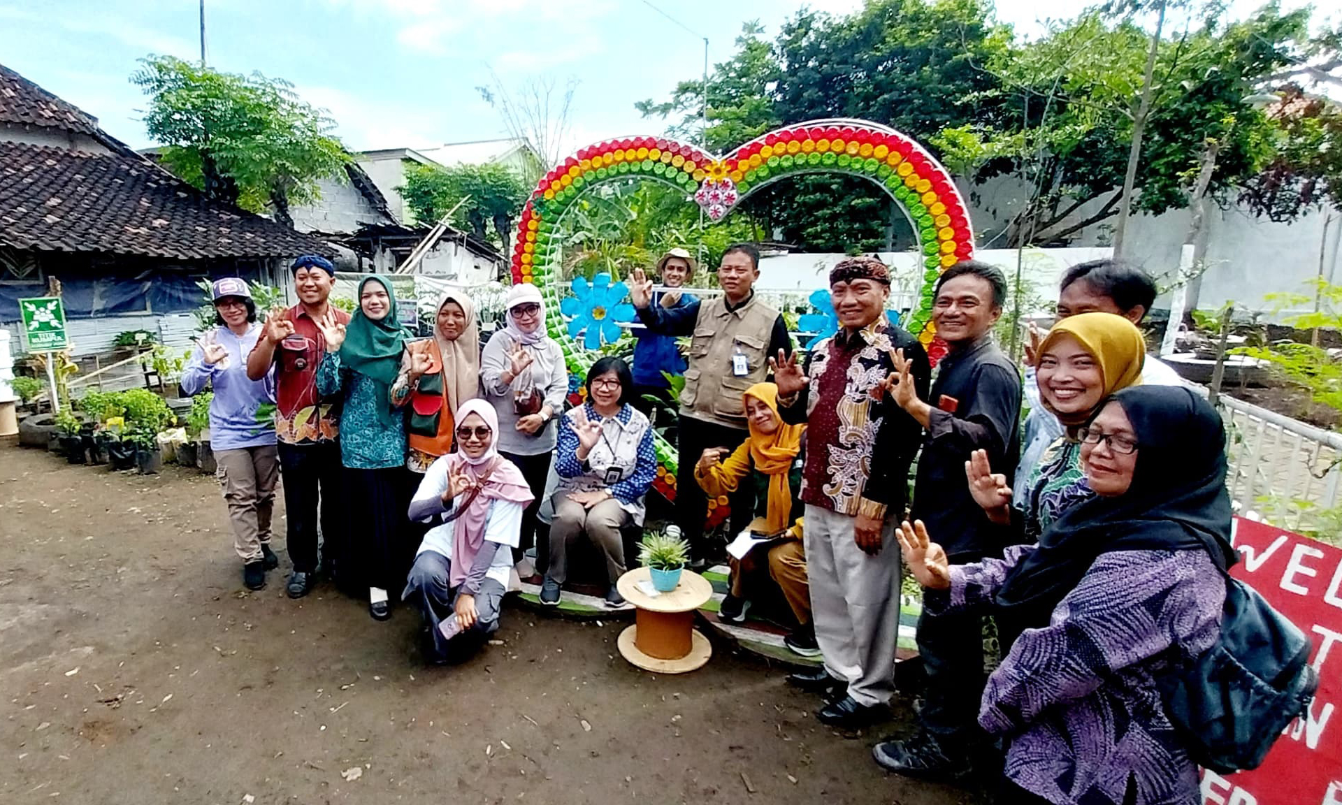 FOTO BERSAMA: Ruang terbuka yang dimanfaatkan sebagai taman oleh warga Kelurahan Jrebeng Lor, kini menjadi destinasi wisata baru.