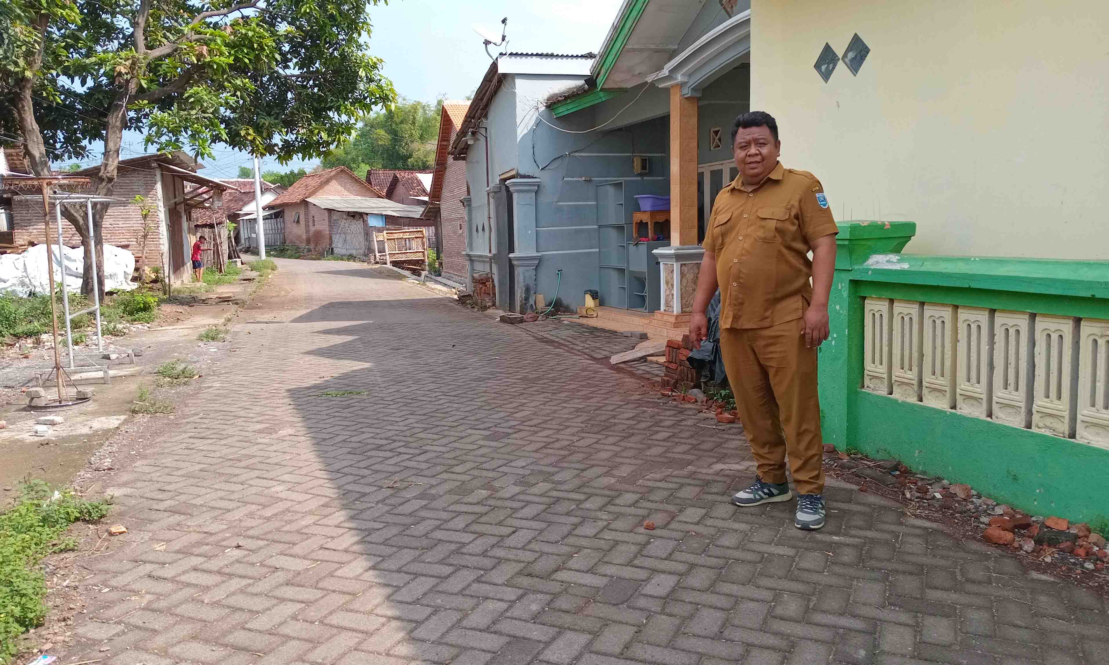 NYAMAN: Kepala Desa Besuk Agung Hafifun Nasir mengecek jalan paving di RT 12/RW 3, Dusun Taman 2. Pembangunan jalan masih menjadi pembangunan prioritas desa.