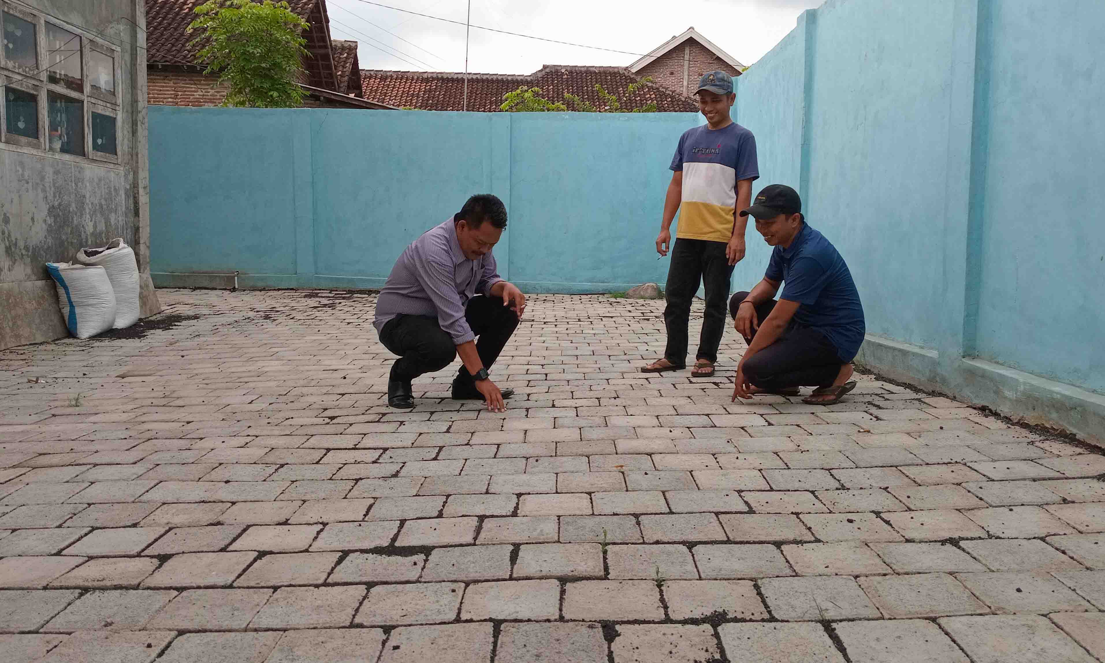 LEBIH NYAMAN: Sekretaris Desa Besuk Kidul Kusyanto (kiri) melihat hasil pemasangan paving di TK Ar-Rahmah di RT 8/RW 3, Dusun Tengah.