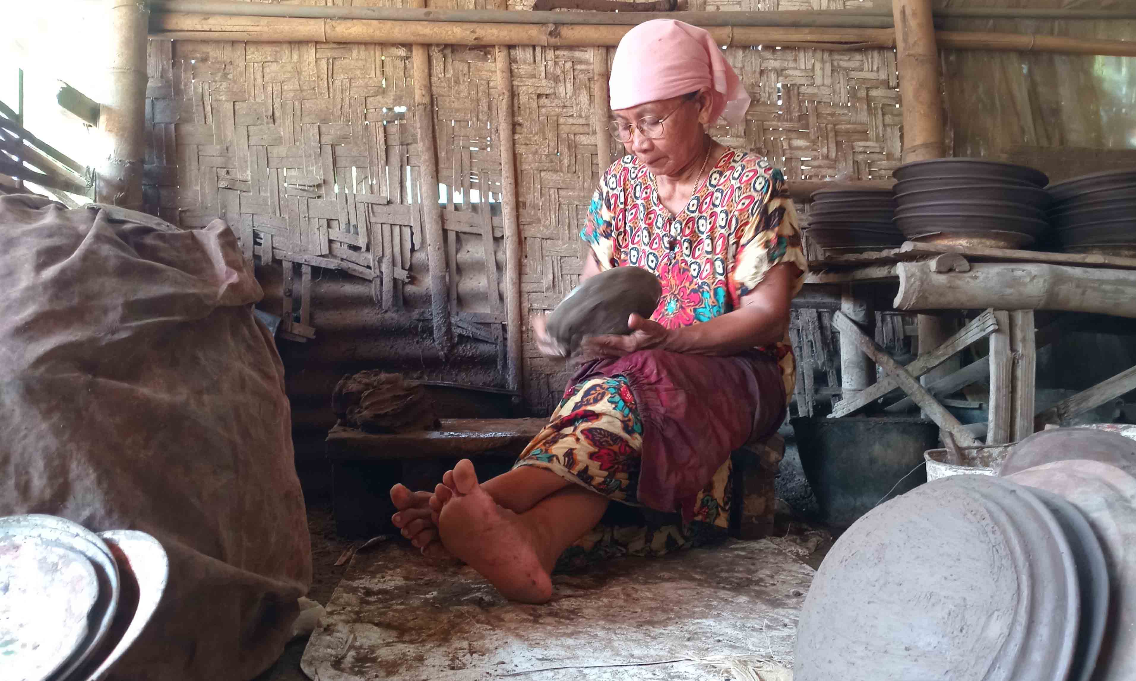 PRODUKSI RUMAHAN: Perajin gerabah Atma, membuat cobek pesanan pelanggan. Kerajinan gerabah menjadi salah satu sumber pendapatan warga Desa Besuk Kidul.