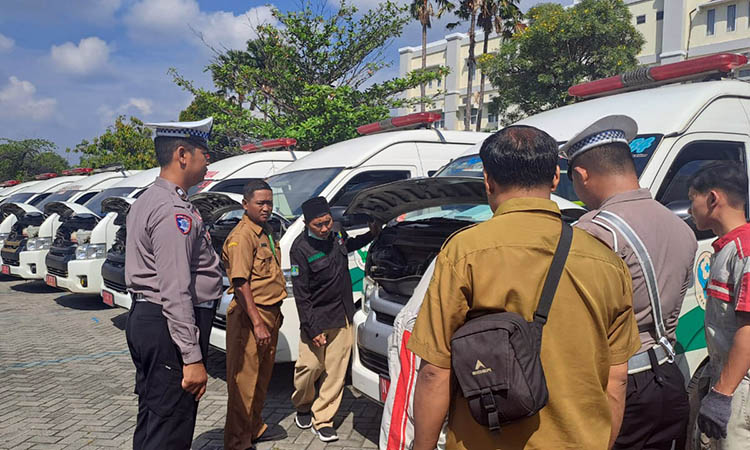 DIPERIKSA: Pemeriksaan ambulans yang dilakukan tim gabungan. Hal ini dilakukan, untuk memastikan kelayakan kendaraan penyelamat tersebut.