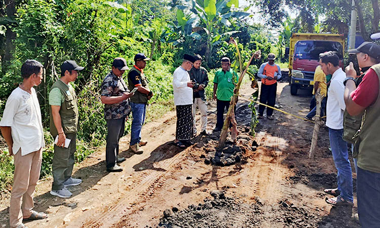TINJAU: Wakil Bupati Pasuruan, HM Shobih Asrori saat meninjau jalan Rebono yang mengalami kerusakan. Perbaikan total, baru bisa dilakukan dalam APBD Perubahan.