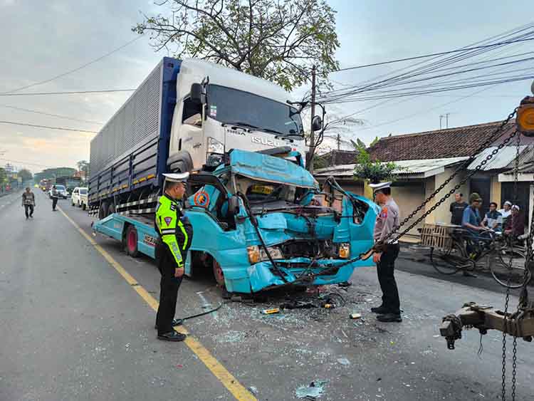 TABRAKAN: Diduga mengantuk, truk tronton bernopol B 9771 FEV seruduk truk towing bernopol AE 9262 SJ di Jalur Pantura Tongas, Selasa (20/5) dini hari.