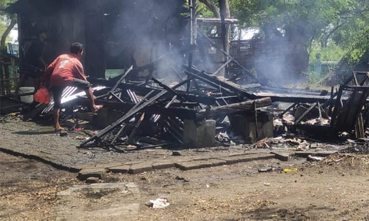 LUDES: Sisa puing rumah milik Ainul Yakin yang terbakar, Selasa (20/5) pagi.