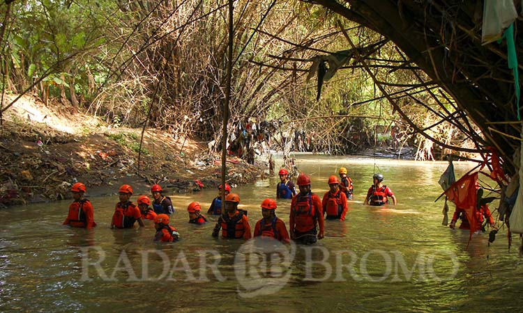 PENYISIRAN: Tim SAR Gabungan saat menyisir Sungai Gembong, tak jauh dari lokasi korban dilaporkan hilang. (Mokhamad Zubaidillah/ Radar Bromo)
