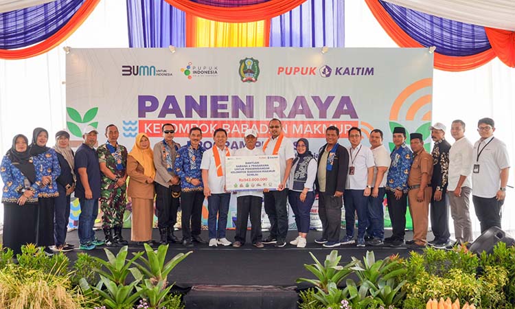 KOMPAK: Sejumlah pejabat dan kelompok Babadan Makmur berpose bersama saat panen raya.