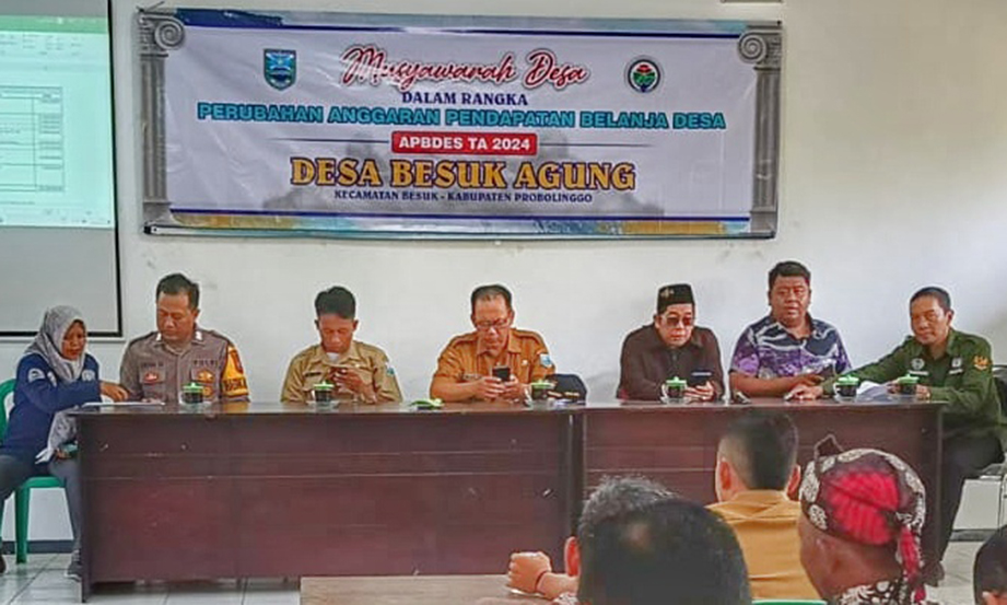 RAPAT: Kepala Desa Besuk Agung Hafifun Nasir (dua dari kanan) ketika rapat di balai desa.