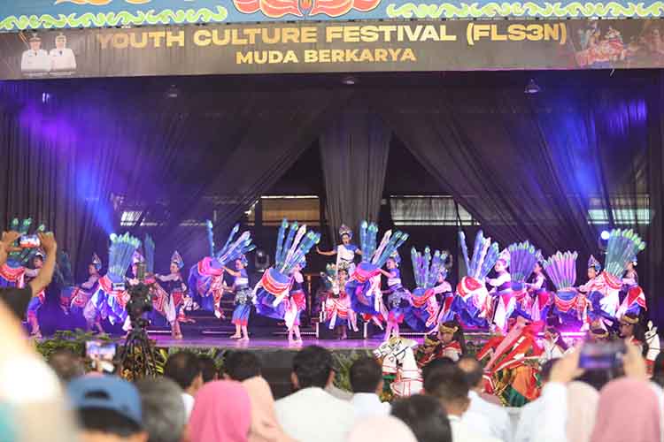 JARAN BODHAG: Sejumlah 80 pelajar Kota Probolinggo menampilkan Tarian Jaran Bodhag.