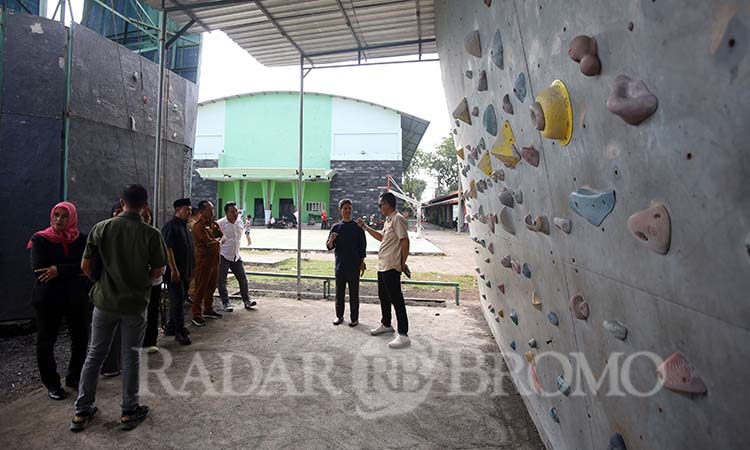 BERI REKOM: Komisi I DPRD dan OPD terkait saat meninjau fasilitas olahraga di area GOR A Yani Probolinggo.