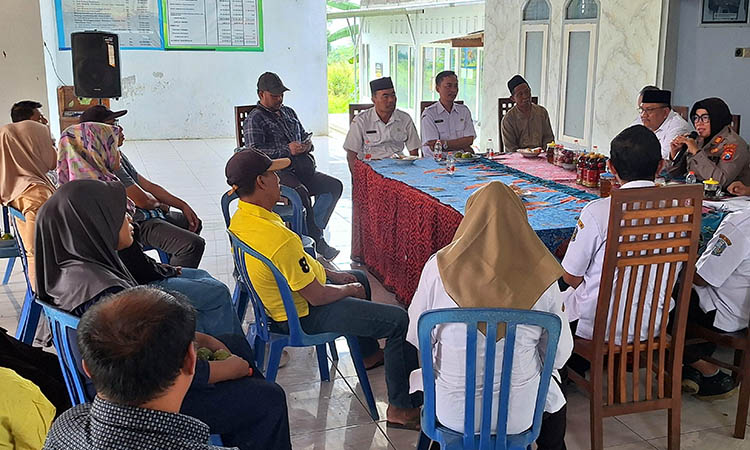 AUDIENSI: Pertemuan wali murid, pihak desa, dan sekolah di kantor Desa Lecari, Kecamatan Sukorejo, tak jauh dari lokasi SMKN 2 Sukorejo. Hal ini dilakukan, seiring dengan fenomena siswa bolos.