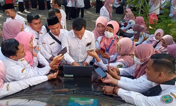 URUS: Pembuatan IKD oleh pegawai Pemkot Pasuruan. Sejauh ini, belum 14 persen masyarakat Kota Pasuruan memiliki IKD.