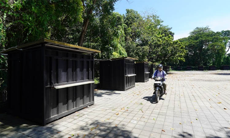 DITATA KEMBALI: Sejumlah box kontainer PKL yang disediakan DKUPP di sisi barat Stadion Gelora Merdeka Kraksaan. Saat ini kontainer tersebut sudah ditempatkan di sisi tim