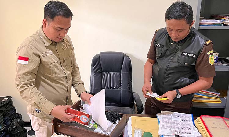 DIGELEDAH: Penyidik kejaksaan saat memeriksa sejumlah dokumen di kantor PKBM Iqro Tambakrejo, Tongas, Probolinggo.