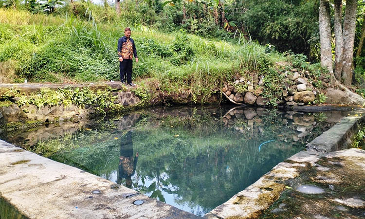 PEMANDIAN: Kolam yang menampung air Sumber Kidul di Dusun Krangkong, Desa Ngadimulyo, Kecamatan Sukorejo, memiliki banyak manfaat. Seperti untuk mencuci hingga mandi.