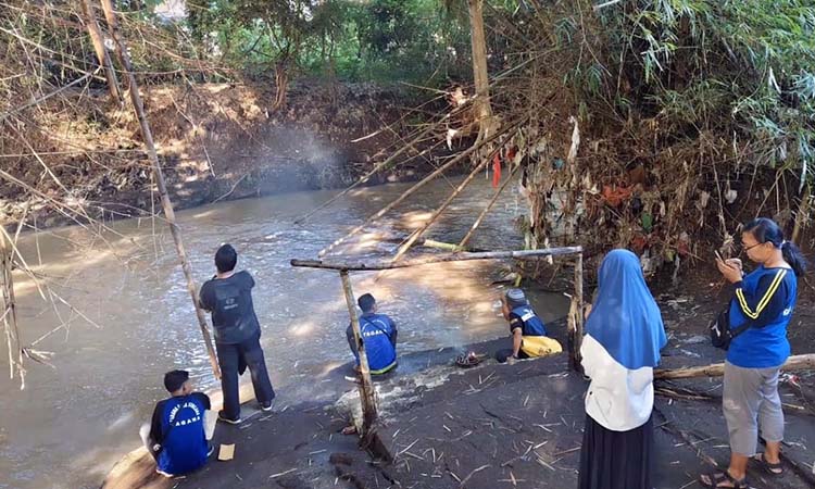 BELUM KETEMU: Tim SAR saat melakukan penyisiran untuk mencari balita yang hilang di Sungai Gembong Pasuruan, Sabtu (24/5).