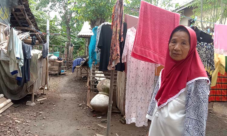 SEDIH: Suryalis, 80, menujukkan kandang domba miliknya. Delapan domba miliknya hilang dicuri Kamis (22/5).